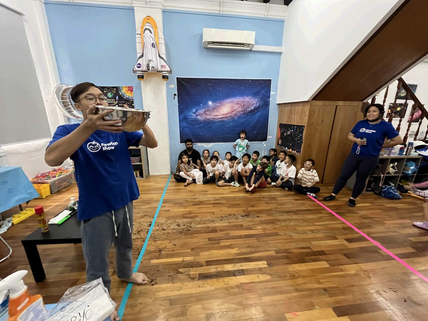 Children at a Newtonshow space birthday party in Malaysia (1)